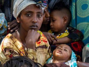 L'augurio Di Natale Del Tigray Per Quest'anno è: La Tua Preghiera! (Credits Foto : UNICEF - Christine Nesbitt Una Donna Porta Il Suo Bambino In Una Clinica A Wajirat, Nel Tigray Meridionale, In Etiopia, Per Controllare La Malnutrizione)