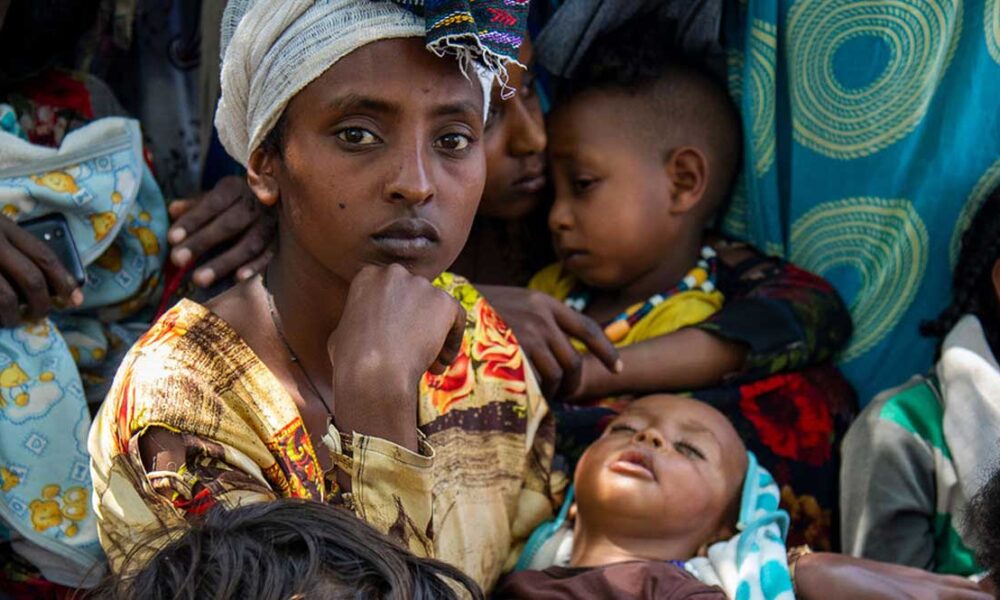 L'augurio di Natale del Tigray per quest'anno è: la tua preghiera! (Credits foto : UNICEF - Christine Nesbitt Una donna porta il suo bambino in una clinica a Wajirat, nel Tigray meridionale, in Etiopia, per controllare la malnutrizione)