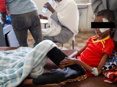 Il Quattordicenne Adan Muez Viene Aiutato A Sedersi Nel Suo Letto All'Adigrat General Hospital Nella Città Di Adigrat, Nella Regione Del Tigray, In Etiopia, Il 18 Marzo 2021.