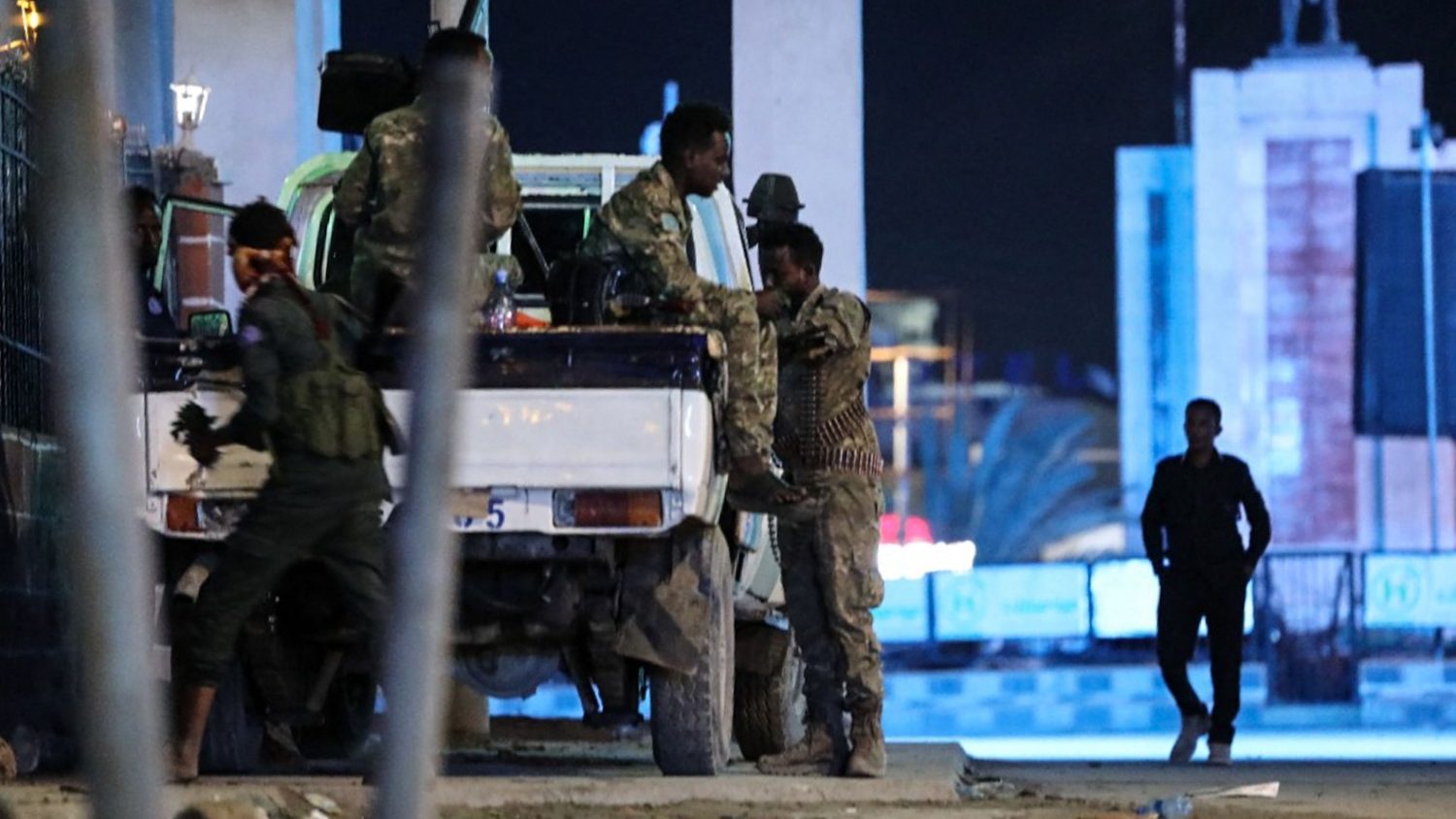 Forze di sicurezza somale all'esterno dell'Hotel Hayat a Mogadiscio. Afp