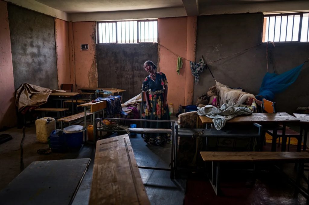 Mulu Werede è una degli sfollati di Humera, nel Tigrè occidentale, che vivono in una scuola di Abiy Addi dopo essere scampati alle violenze che si sono consumate nei loro villaggi all’inizio della guerra. FOTOGRAFIA DI LYNSEY ADDARIO