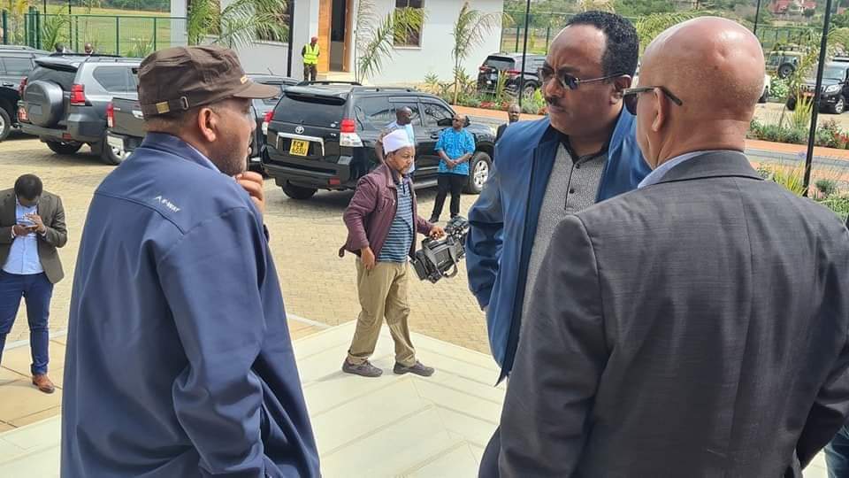 Getachew Reda, capo negoziatore del Tplf durante una fase informale dei colloqui, parla con Redwan Hussien, Consigliere per la sicurezza nazionale etiope e capo negoziatore del governo etiope.