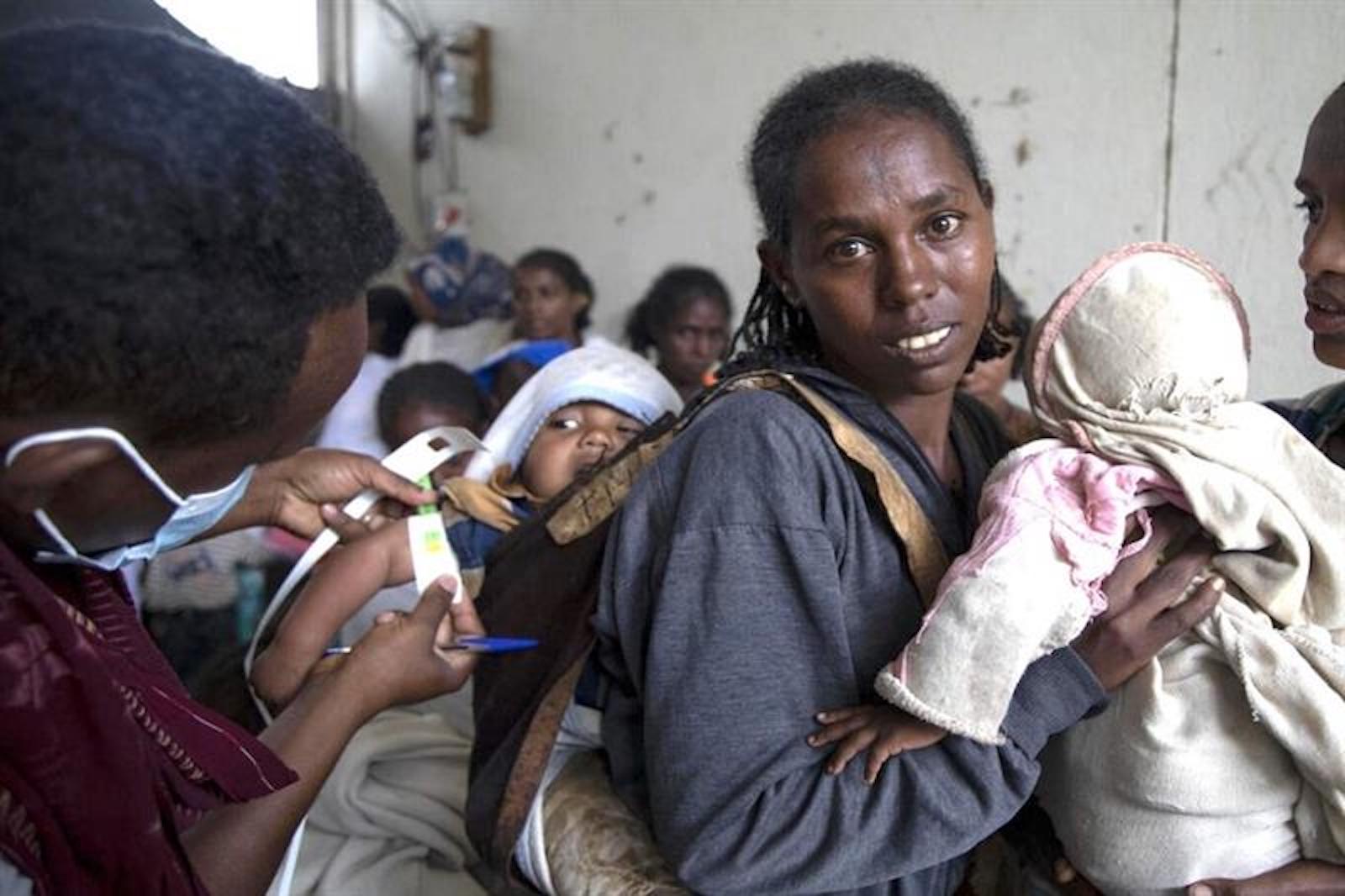 Portando i loro bambini sulla schiena e in braccio, madri preoccupate si accalcano nei centri di screening nutrizionale sostenuti dall'UNICEF nel Tigray, la regione più settentrionale dell'Etiopia. Sito ufficiale dell'Unicef USA