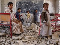 Bambini Yemeniti In Una Scuola Distrutta
