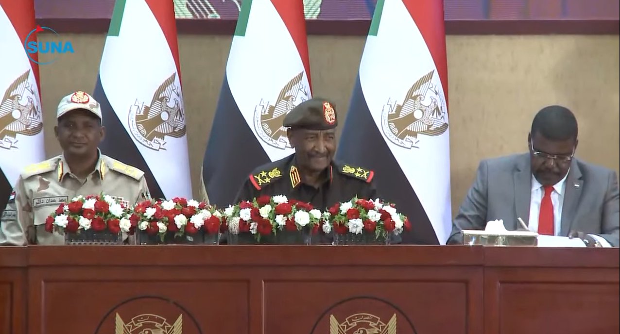 Suda. La firma dell'accordo tra i militari ed i civili, volto a porre fine alla crisi che pesa sul Paese dal colpo di Stato di un anno fa.