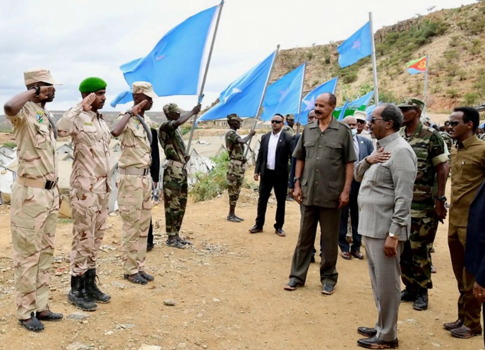 Il Presidente somalo Hassan Sheikh Mahmoud in visita alle proprie truppe in Eritrea, alla presenza del Presidente eritreo Isaias Afwerki.