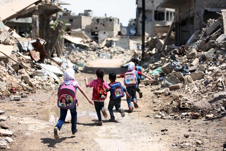 Bambini tra le macerie di Aleppo, Siria. Credit: Afp