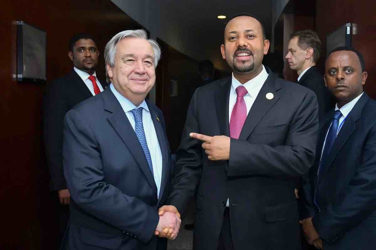 Il segretario generale António Guterres delle Nazioni Unite, a sinistra, stringe la mano al primo ministro etiope Abiy Ahmed ad Addis Abeba nel 2019.Credit...EPA, via Shutterstock