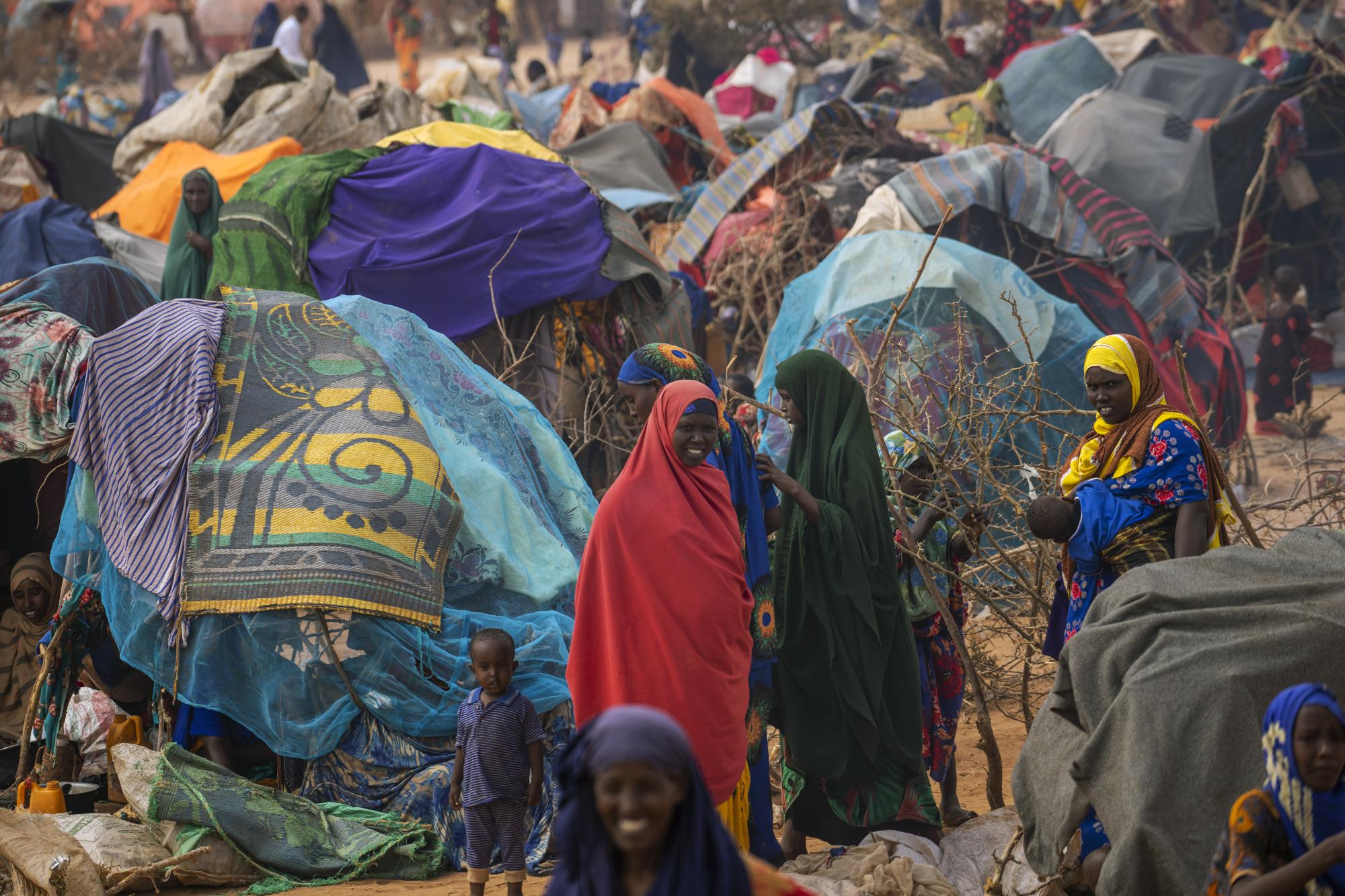 Rifugiati nei pressi di un campo. AP Photo - Jerome Delay