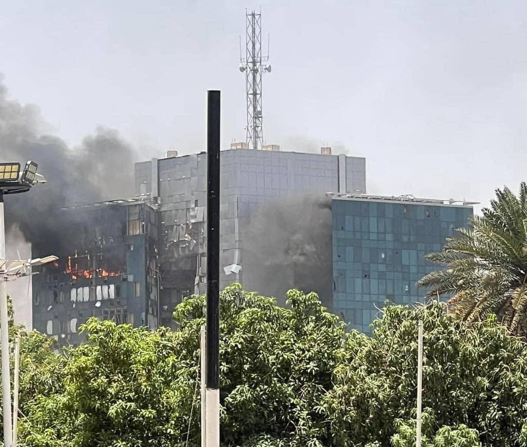 Un edificio delle RSF bombardato dalle forze sudanesi
