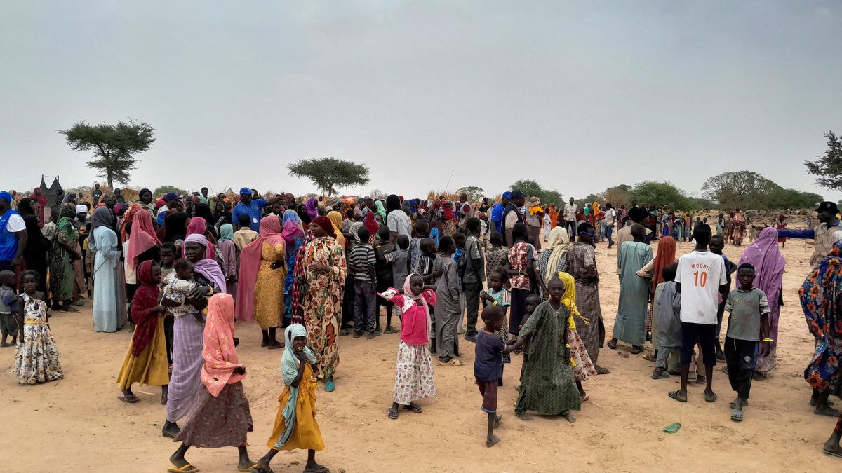 I sudanesi, fuggiti dalla violenza nel loro paese e appena arrivati, aspettano di essere registrati nel campo vicino al confine tra Sudan e Ciad ad Adre, Ciad, 26 aprile 2023. REUTERS/Mahamat Ramadane/File Foto