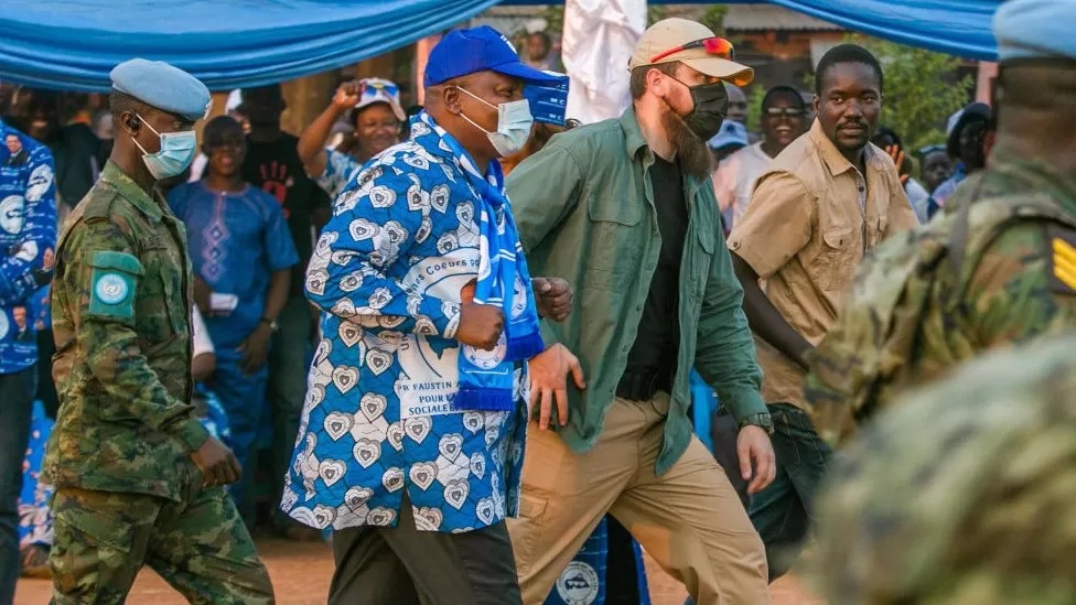 Il presidente della Repubblica Centrafricana durante la campagna elettorale a dicembre con guardie del corpo di Wagner. Ph. Credit: AFP